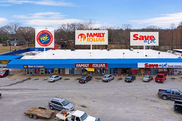 HOLLYWOOD CENTER: 903 Hollywood Dr, Jackson, TN 38301